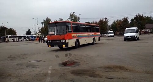 Отправление автобуса на автовокзале №2 Нальчика, май 2020 года. Стопкадр из видео на канале Михаила Какичева. https://www.youtube.com/watch?v=GZepI83qHSo