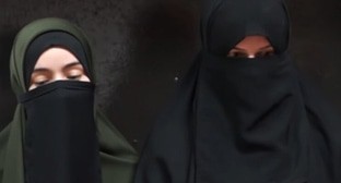 Женщины в никабах. Скриншот видео телеканала "Грозный"